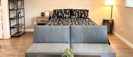 Tabla de planchar con plancha, wifi gratis y ropa de cama