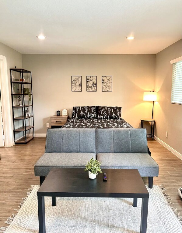 Iron/ironing board, free WiFi, bed sheets - Cozy Montrose studio apartment with free parking & WiFi! (Houston)