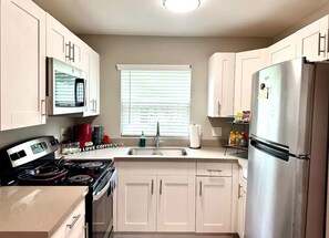 Fridge, microwave, coffee/tea maker, cookware/dishes/utensils - Cozy Montrose studio apartment with free parking & WiFi! (Houston)