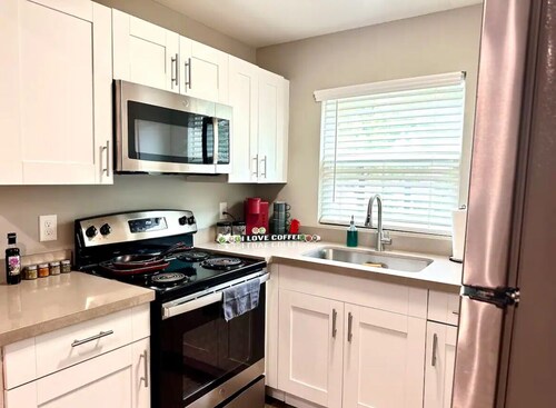 Cozy Montrose studio apartment with free parking & WiFi!