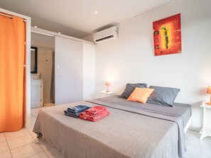 3 chambres, lit parapluie, draps fournis