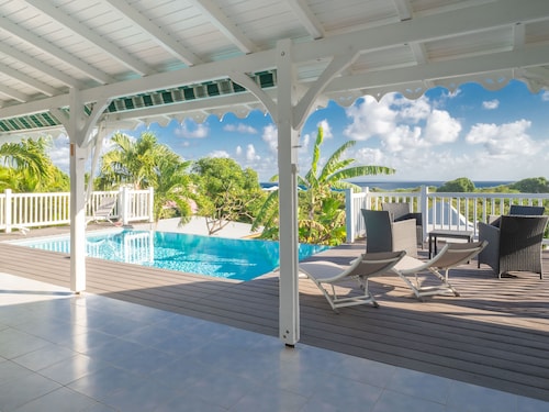 Villa Ti'Punch vue mer depuis la piscine à débordement