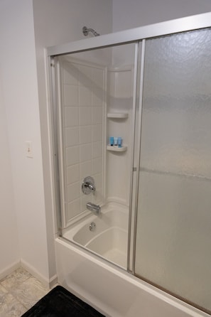 Hair dryer, towels, soap, shampoo -
Escape to Tranquility: Lovely Oasis 20 Minutes from Downtown Milwaukee
(Caledonia)