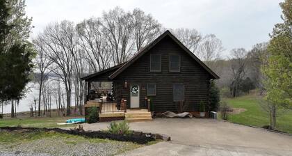 Lakefront Ridge Hideaway – Cozy Fall Escape