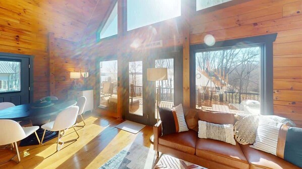 Televisión, chimenea y oficina 