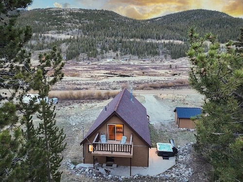 4br Cabin w/ Hot Tub & Grill 20 mi to Breckenridge