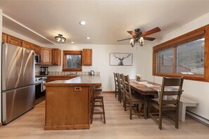 Fridge, microwave, stovetop, dishwasher - 4br Cabin w/ Hot Tub & Grill 20 mi to Breckenridge (Alma)