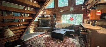 Cozy 2-bedroom ski cabin -sleeps 10!