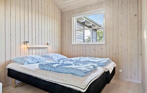 9 bedrooms, travel crib, free WiFi