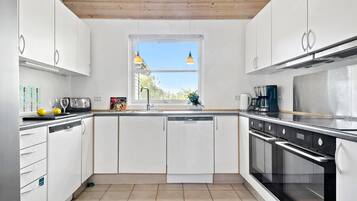 Een koelkast, een oven, een kookplaat, een vaatwasser