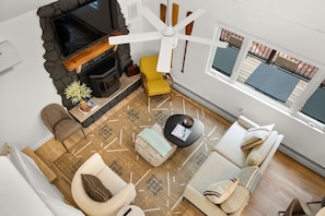Smart-TV, Kamin, Videospiele, Tischtennisplatte