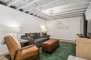 Smart TV, chimenea, videojuegos, mesa de ping pong