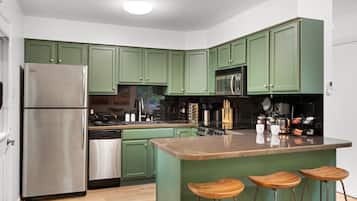 Een koelkast, een microgolfoven, een oven, een kookplaat