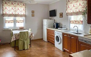 Frigorífico, placa de cocina, lavavajillas y cafetera o tetera