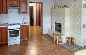 Frigorífico, placa de cocina, lavavajillas y cafetera o tetera