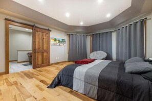 5 bedrooms, iron/ironing board, WiFi, bed sheets