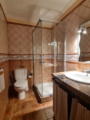Dusche, Haartrockner, Bidet, Handtücher