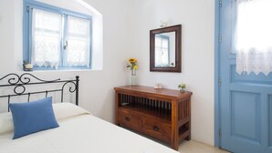 5 bedrooms, iron/ironing board, travel crib, WiFi (free) - Daphne | Cycladic Three-Bedroom Villa with Private Pool and Sea View (Thira - Santorini)