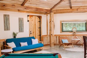 Smart TV, fireplace, stereo