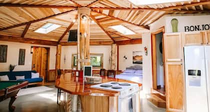 A cozy, romantic cabin perfect for couples.
Pets are always welcome, owners too!