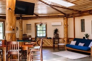 Smart TV, fireplace, stereo - A cozy, romantic cabin perfect for couples.
Pets are always welcome, owners too! (Nebo)