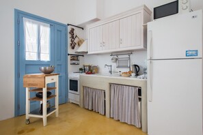 Kjøleskap, ovn, kokeplater og kaffetrakter/tekoker