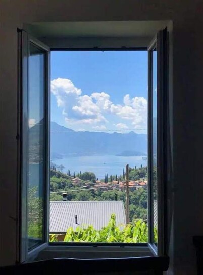 Perledo lakeview house for 4 with dreamy landscape