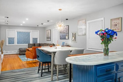 Chic, Modern & Cozy~Walk to Train~Free Parking NYC