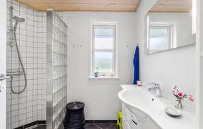 Shower - Amazing home in Faaborg with WiFi (Faaborg)
