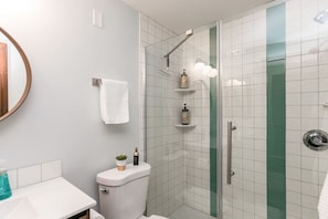 Hair dryer, towels - Mid-Century Style & Class In Quiet NE Location (Cedar Rapids)