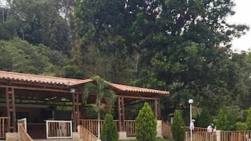 Hồ bơi ngoài trời