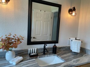 Douche, sĂšche-cheveux, serviettes fournies, savon