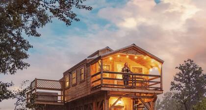Romantic Riverbed Treehouse - hot tub & new sauna!