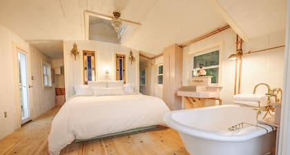 Romantic Riverbed Treehouse - hot tub & new sauna!