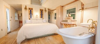 Romantic Riverbed Treehouse - hot tub & new sauna!