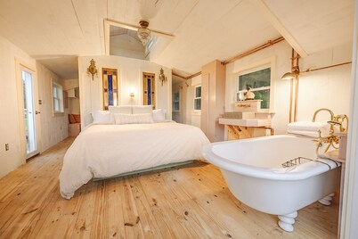 Romantic Riverbed Treehouse - hot tub & new sauna!
