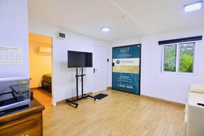 Studio – executive | Safe på rommet, skrivebord for bærbar PC og blendingsgardiner