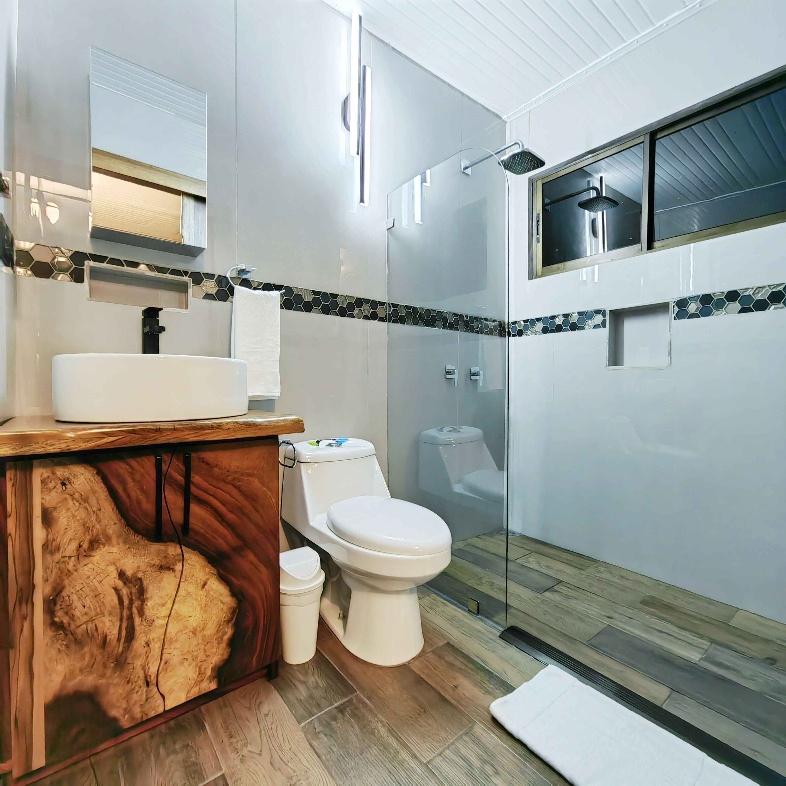Business Room | Bathroom | Eco-friendly toiletries, towels, soap, shampoo