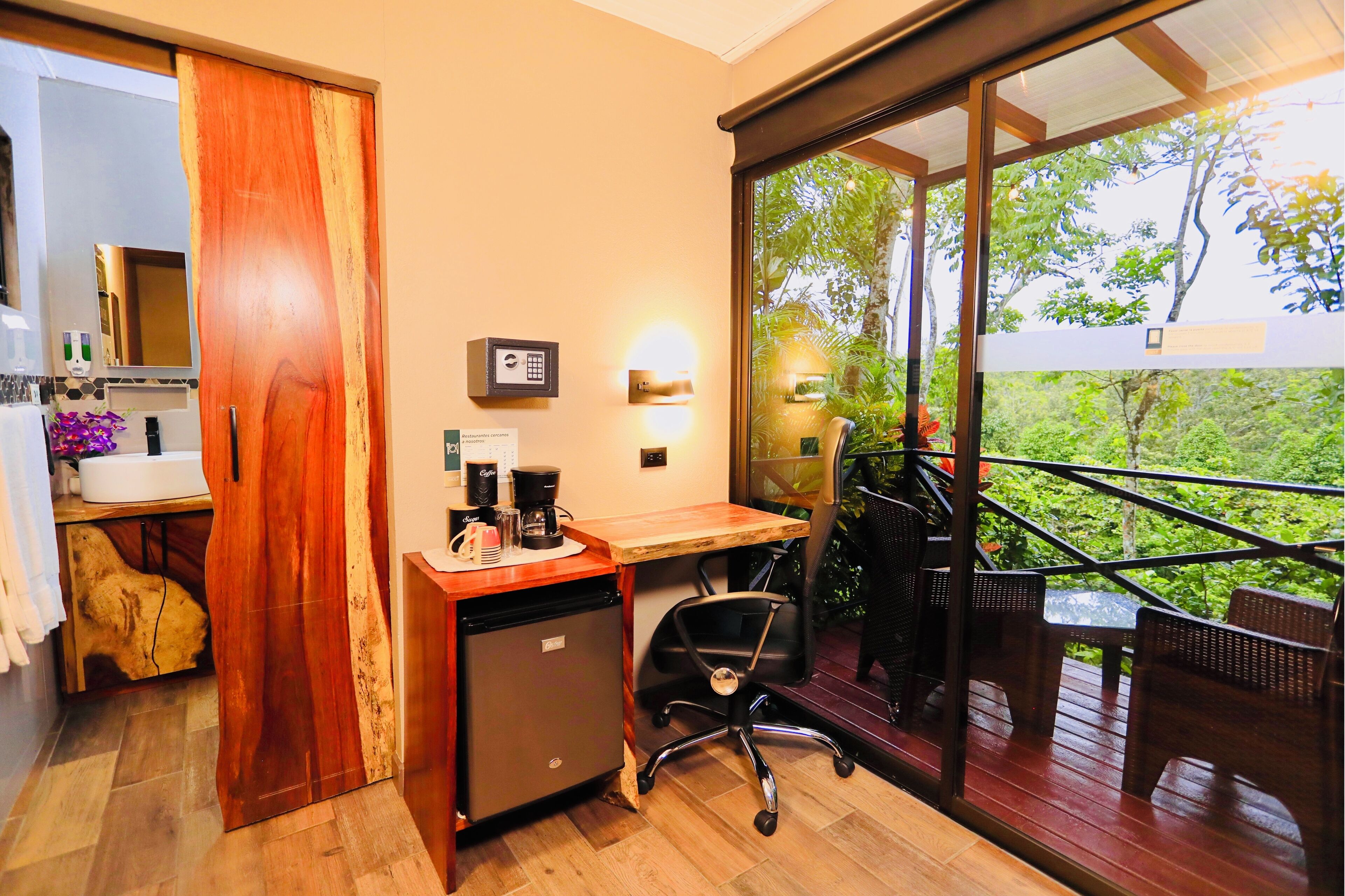 Business kamer | Een kluis op de kamer, een laptopwerkplek, verduisterende gordijnen