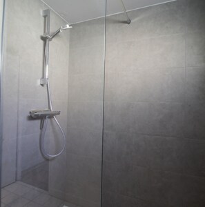 Ducha, artículos de tocador gratuitos, secador de pelo, toallas