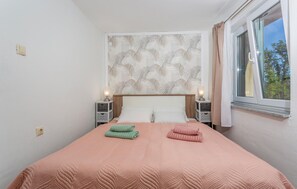 1 habitación, tabla de planchar con plancha, wifi gratis y ropa de cama 
