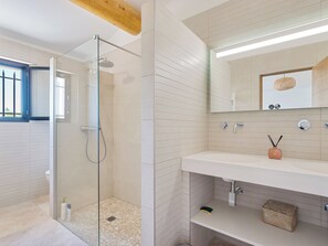Shower, hair dryer, towels - Villa Horizon: House for rent in Eygalières (Eygalières)
