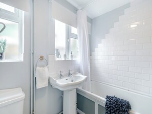 Towels - This cosy retreat is the perfect base for exploring the Cotwolds. (Bretforton, near Evesham)
