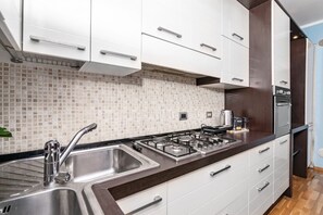 Frigorifero, forno, piano cottura, lavastoviglie