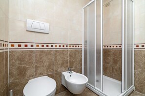 Chuveiro, secador de cabelo, bidê