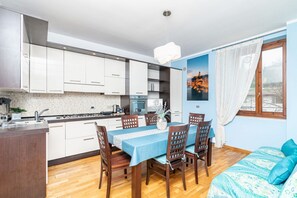 Dining - Into the Blu Apartment With Private Parking! (Siena)