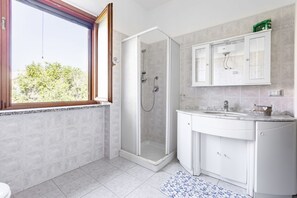 Ducha, secador de pelo y bidé