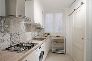 Kühlschrank, Mikrowelle, Herdplatte, Geschirrspüler