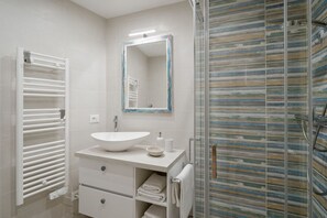 Douche, séchoir à cheveux, serviettes fournies
