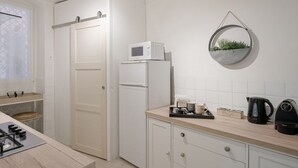 A modern kitchen with a built-in microwave, a kettle, and a coffee maker on the countertop. - GuestHost - Spacious and elegant, finely renovated apartment capable of accommodating up to 6 people, located on the ground floor of a typical ligurian building in the center of Sanremo, a few steps from the famous Casino. Nearby is Via Matteotti, with i (Sanremo)